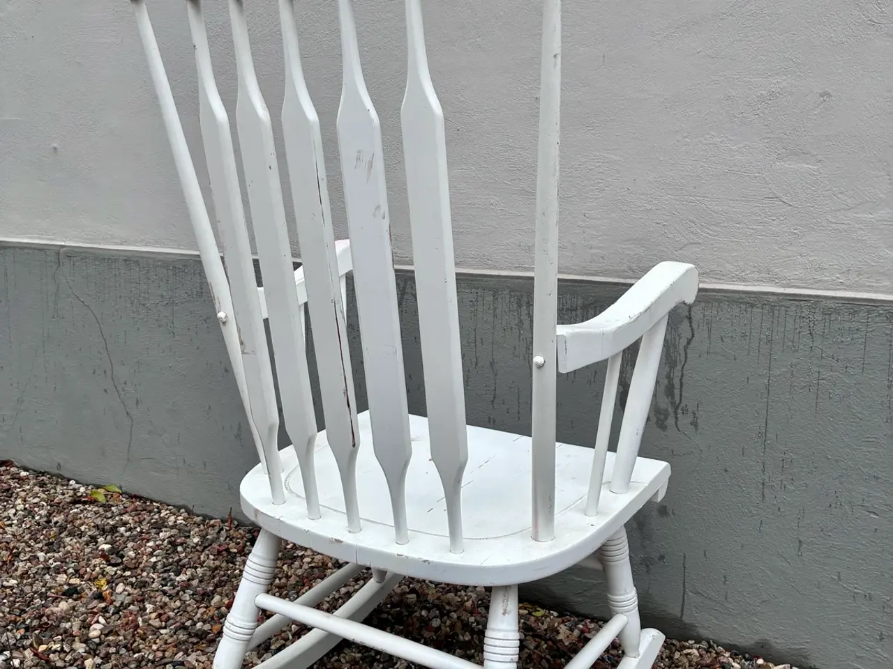 Billede 3 - Charmerende hvid gyngestol med smuk patina