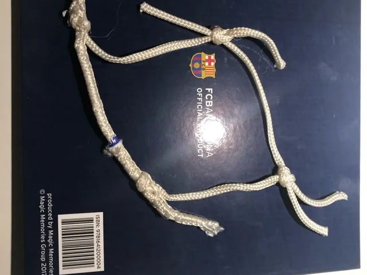 Billede 2 - FC Barcelona bog og stykke af målnet
