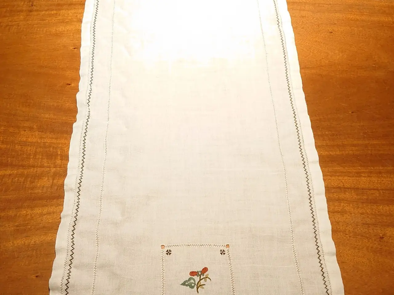 Billede 1 - Gammel bordløber med broderier. (128 x 37)cm.