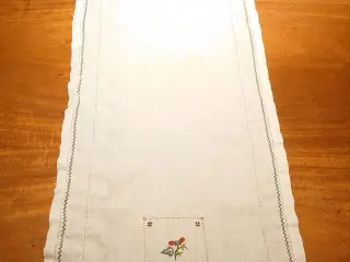 Gammel bordløber med broderier. (128 x 37)cm.