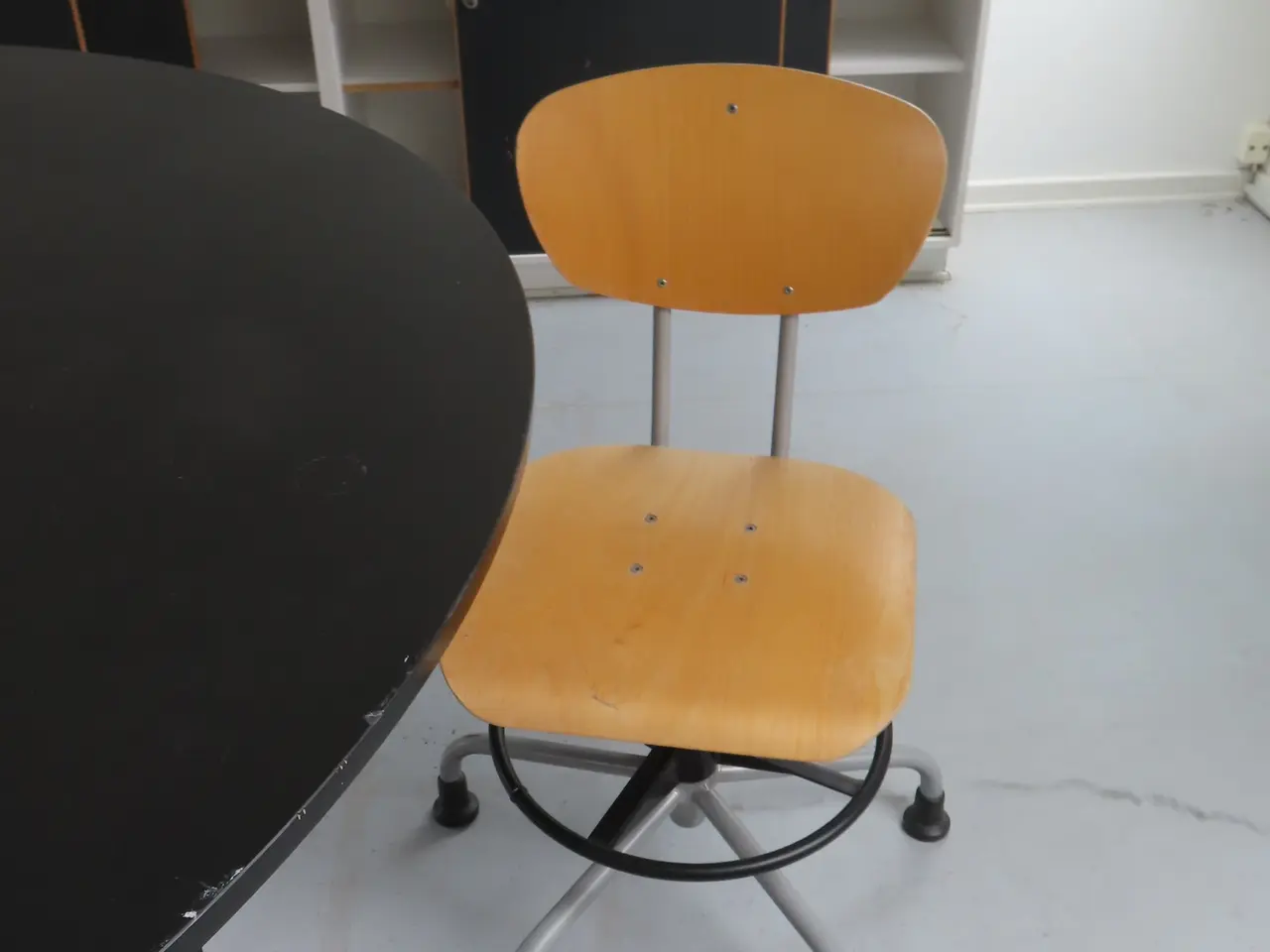 Billede 4 - Indhold i rum af diverse borde & stole