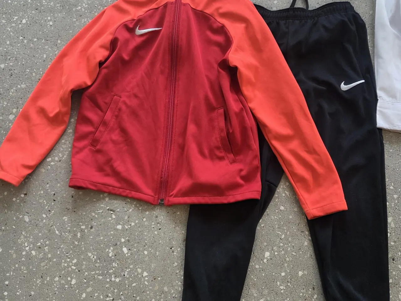 Billede 2 - Tøjsæt dreng str. 116 – Nike og festtøj