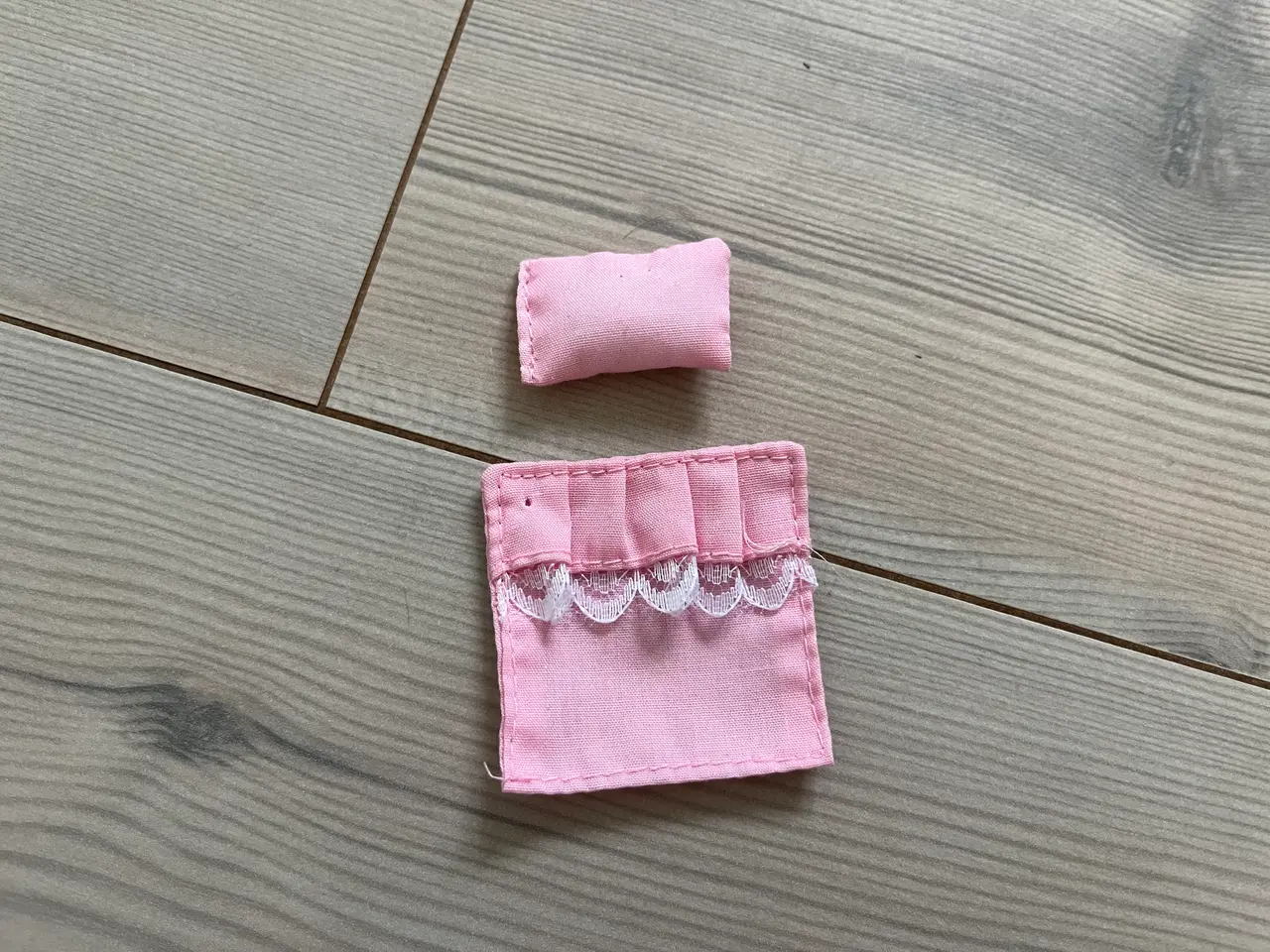 Billede 5 - Dukkehus-møbler, inkl. babydukke med svøb, Lundby