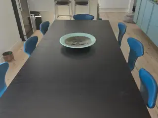Spisebord fra Ansager. 215 cm + 4 tillægsplader.