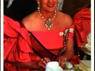 Dronning Margrethe II - Svanen 4 R - 12x17 cm. - Ubrugt