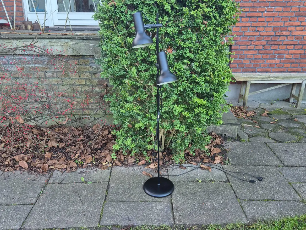 Billede 2 - Kulsort vintage gulvlampe med to spot 