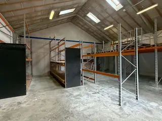 Fleksibelt 200 m² erhvervslejemål med lager. kontor og indhegnet udenomsareal i Birkerød