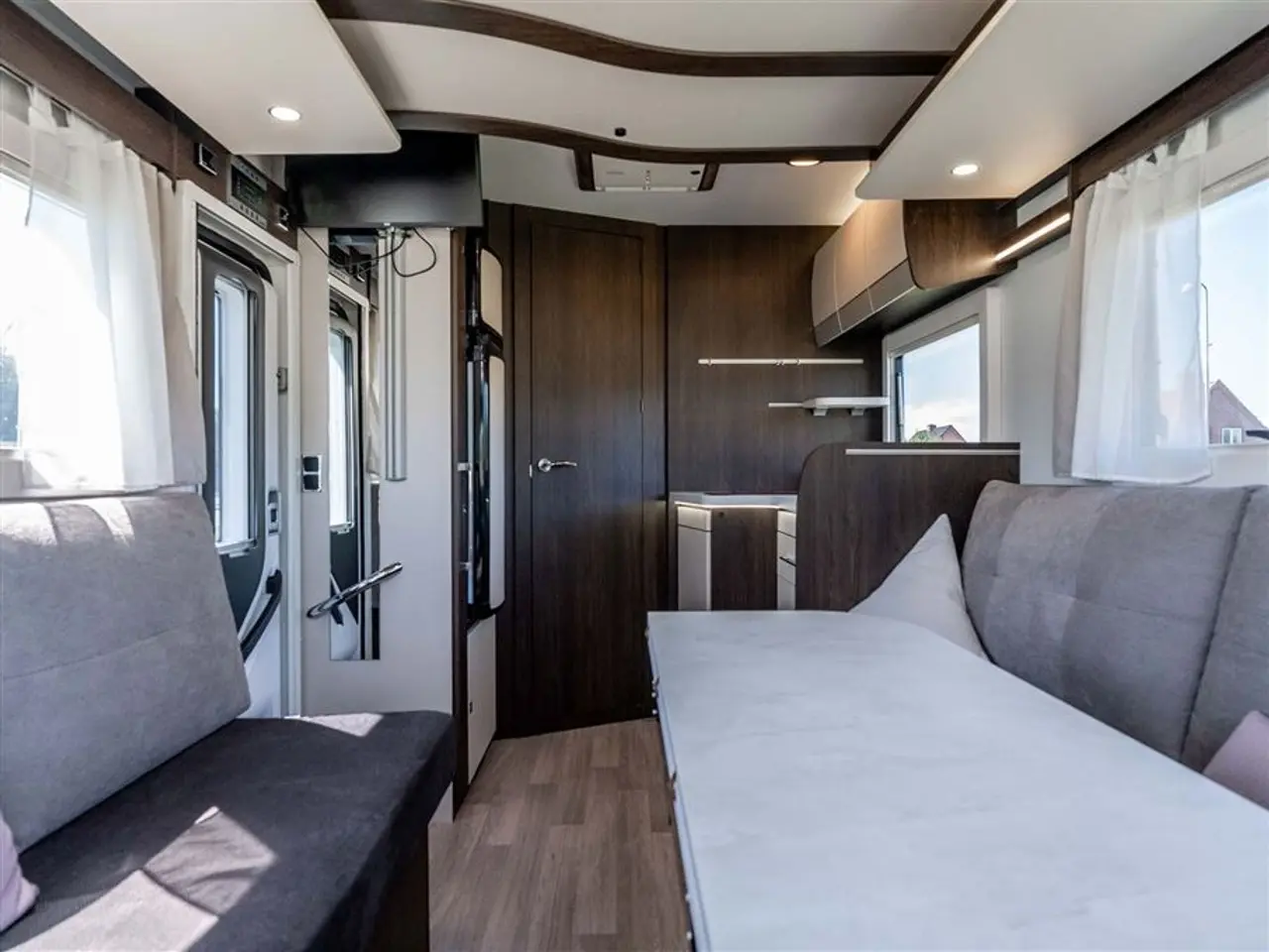 Billede 3 - 2022 - Benimar Tessoro 488 NK Rummelig camper med face-to-face siddegruppe