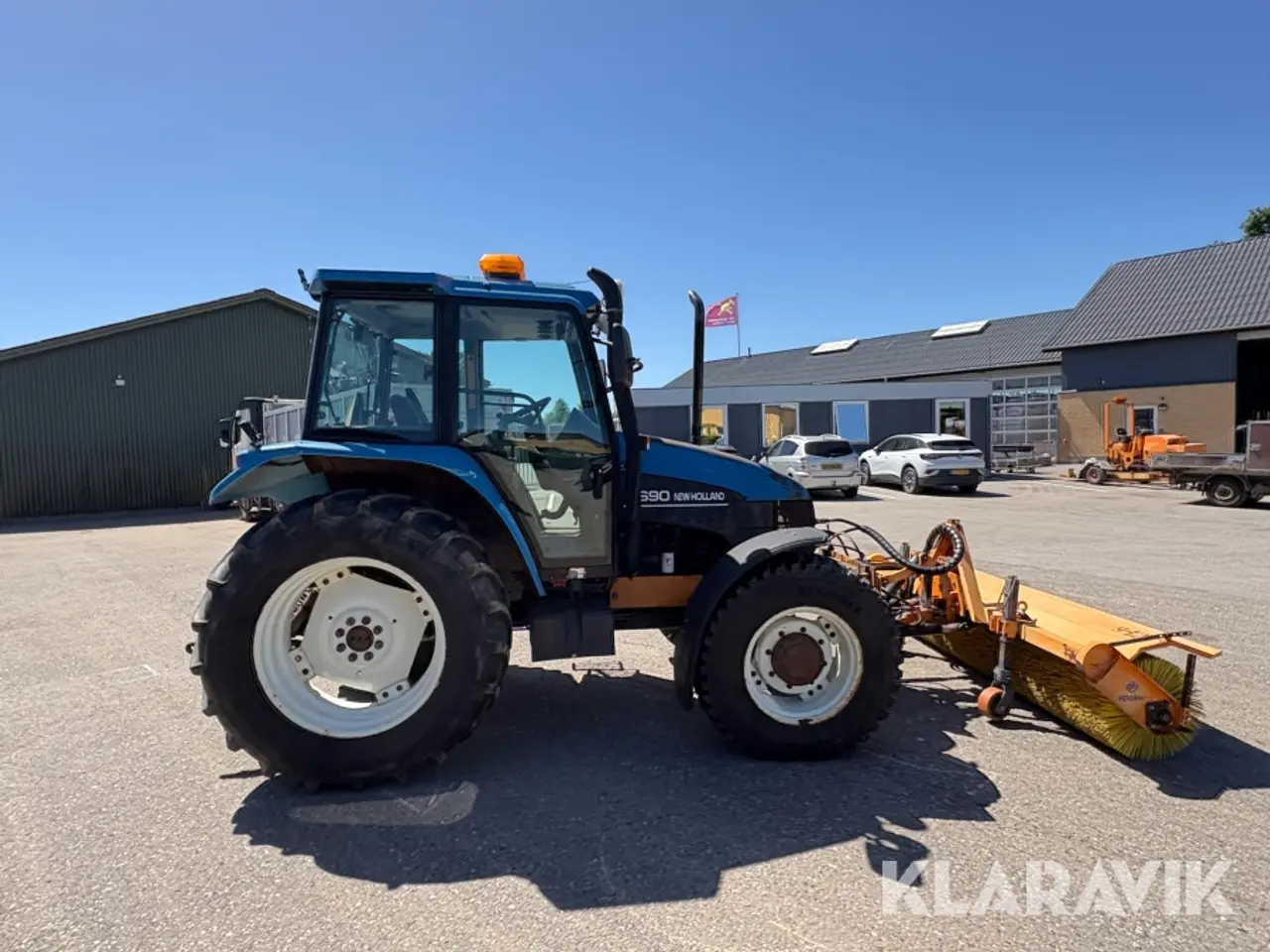 Billede 7 - Traktor New Holland TS90 med kost og plov
