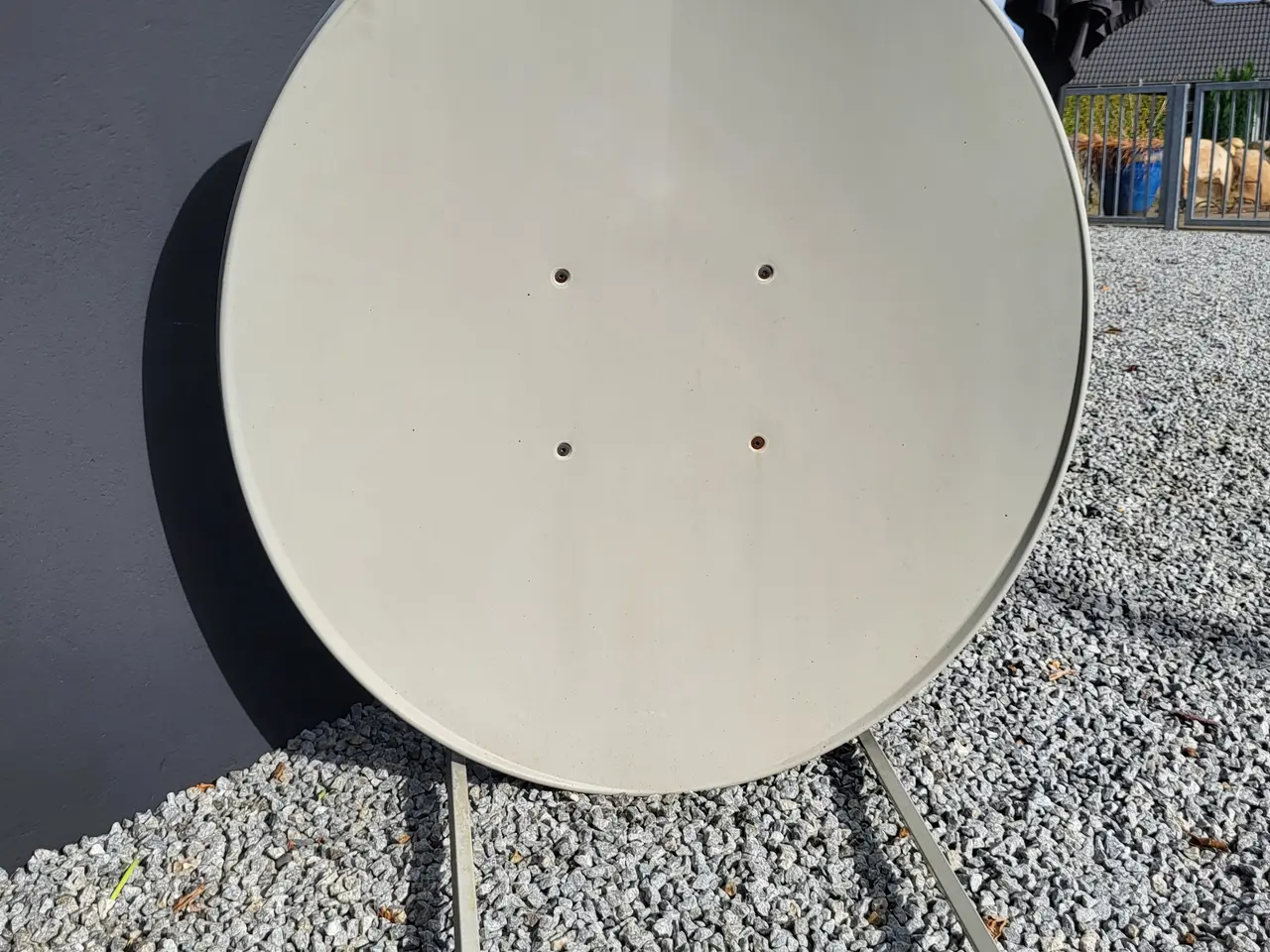 Billede 1 - Parabol skærm TRIAX 100 cm. Med 4 stk. LNB hoveder