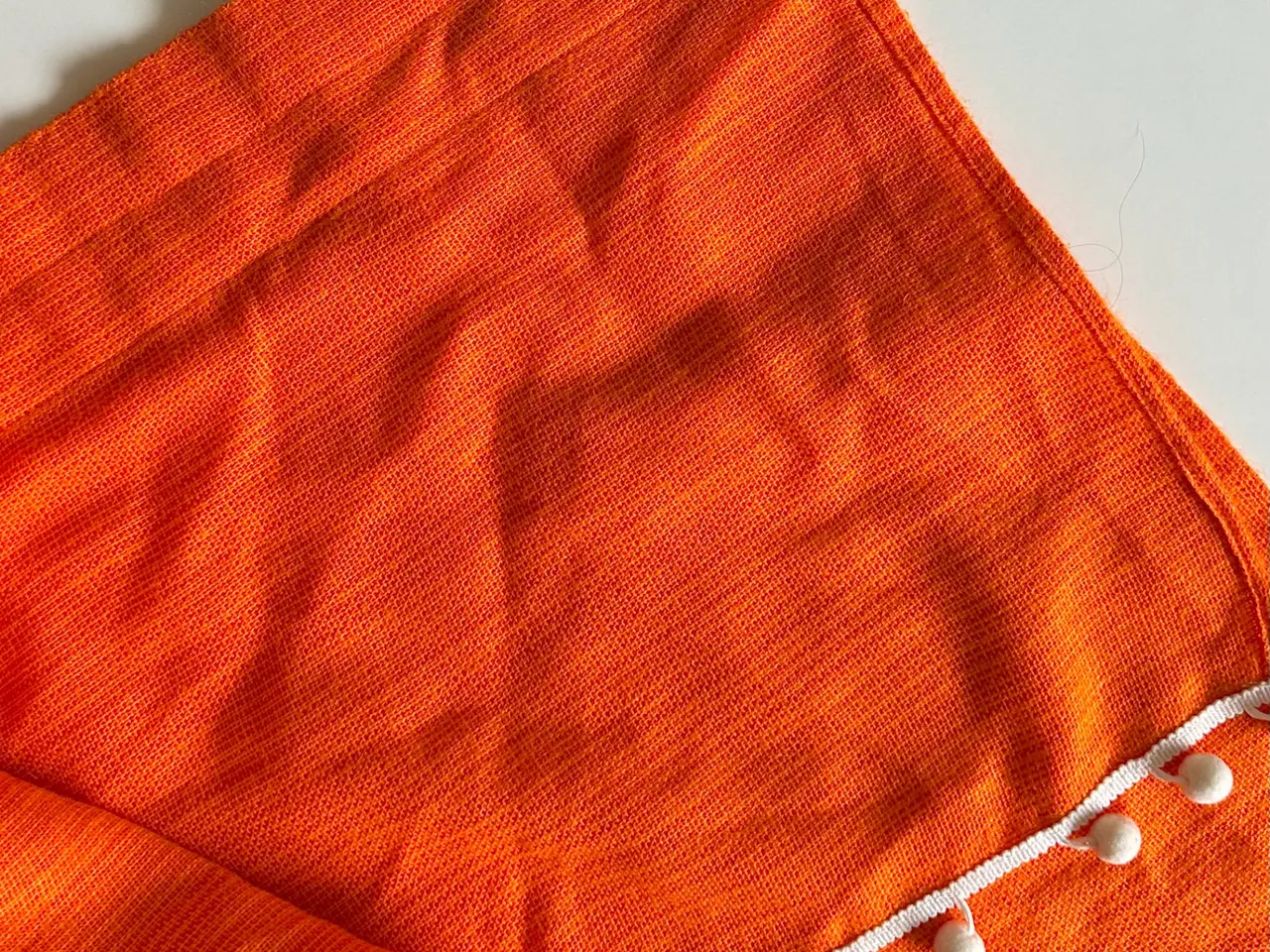 Billede 11 - Retro gardin, orange m pompom