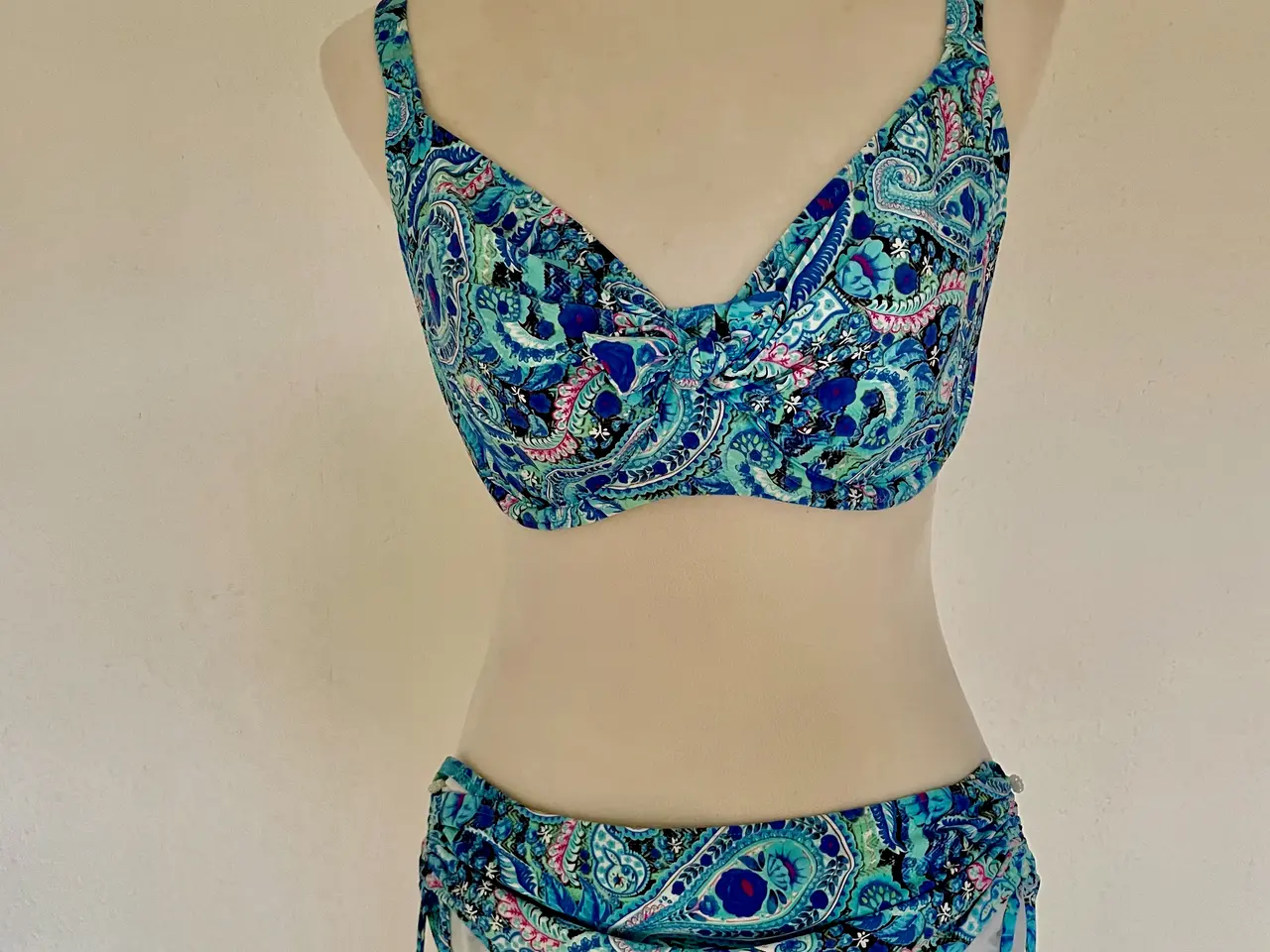 Billede 1 - YDERLIGERE NEDSAT Flot Saltabad bikini, flerfarvet