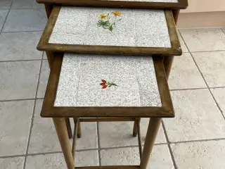 Kakkelborde med blomster