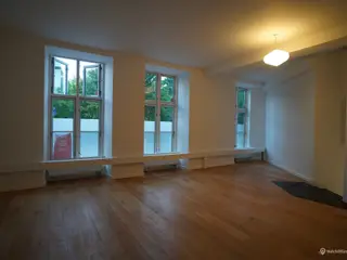 87m2 momsfrit lejemål med god synlighed fra gaden
