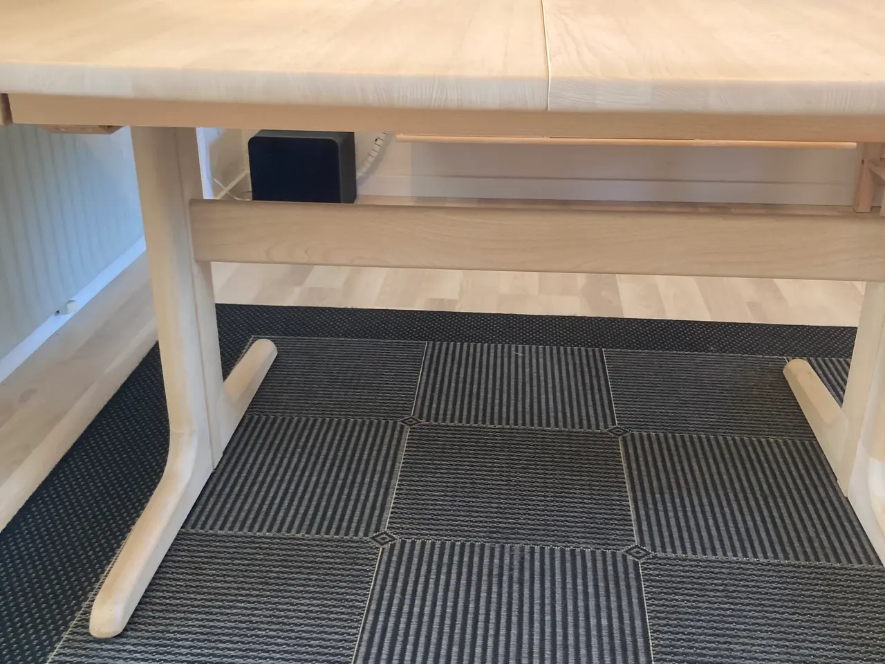 Billede 2 - Spisebord i Sæbebehandlet bøg.