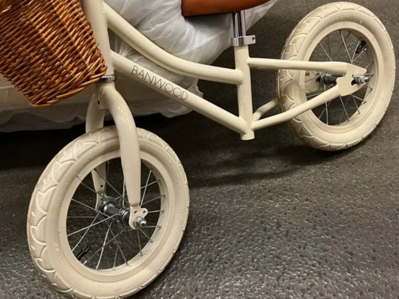 Billede 3 - Banwood løbecykel - first go