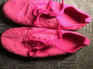 Broderet pink sko til salg