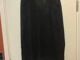 Sort bluse med korte ærmer fra Zizzi