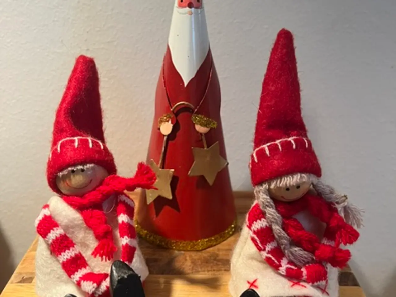 Billede 2 - Ægte julestemning: Sæt med nisser og julemand