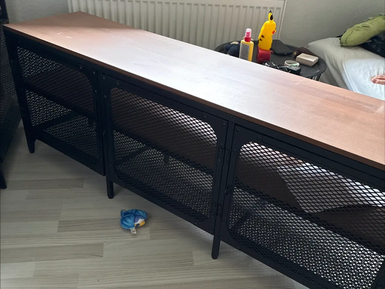 Billede 1 - TV bord med jern låger