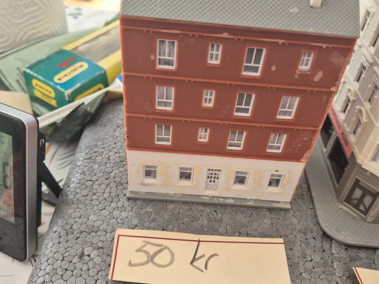 Billede 9 - Forskellige modelhuse og 1 lokomotiv