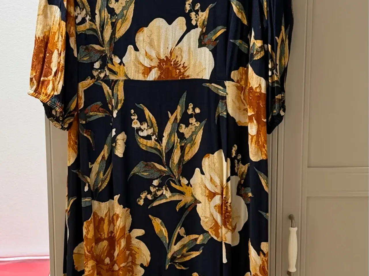 Billede 1 - Zizzi midikjole, sort med print af blomster