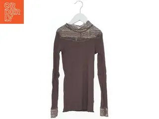 Langærmet bluse med blonde detaljer fra Pomp de Lux (str. 152)