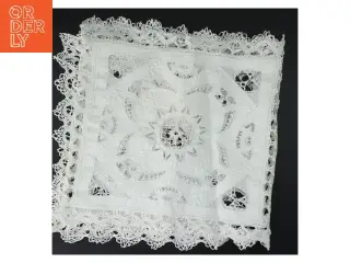 Broderet dug med blondedetaljer (str. 124x33 cm)