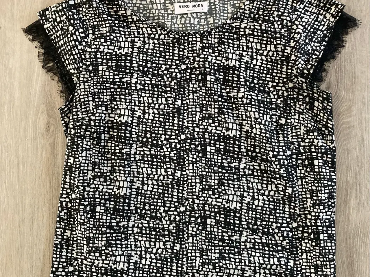 Billede 1 - Top i str. L fra Vero Moda