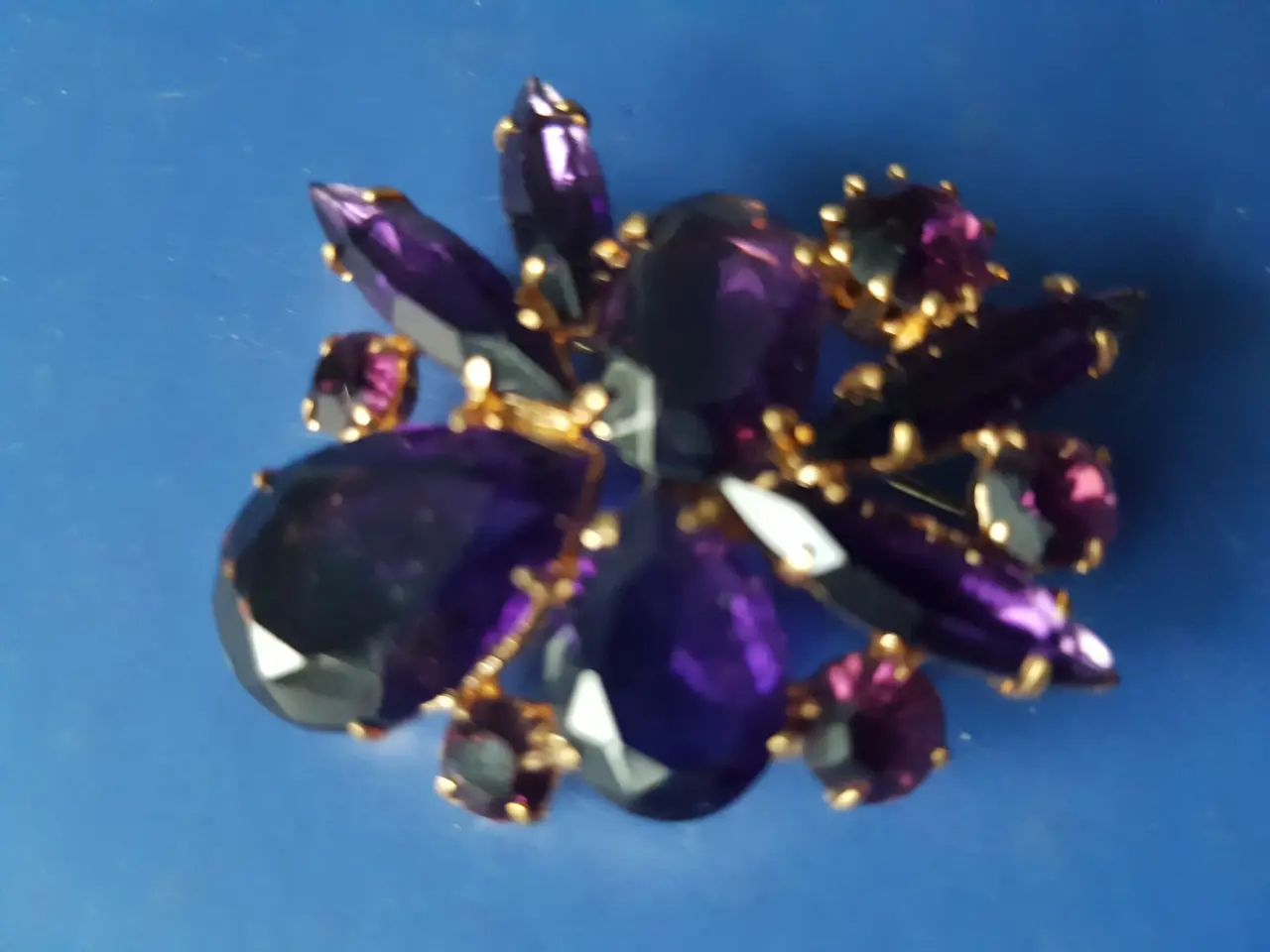 Billede 2 - Broche, forgyldt, med flotte stene