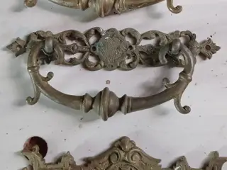 Antikke møbelbeslag, massiv messing