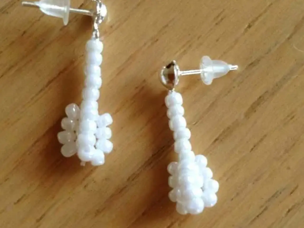 Billede 2 - ØRESTIKKERE MED PERLER - Håndlavede