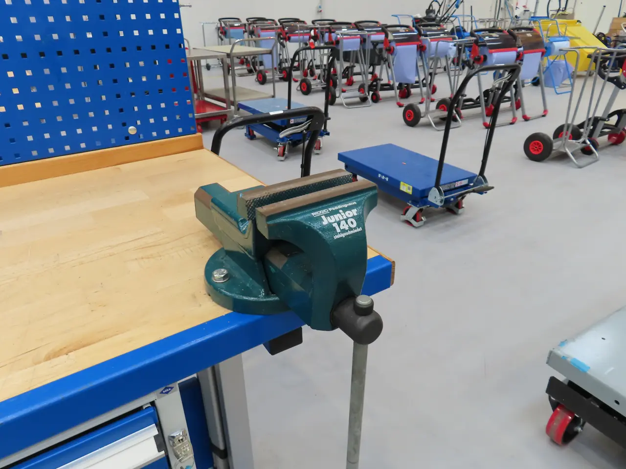 Billede 4 - El. Hæve/sænke arbejdsbord med skruestik RIDGID Junior 140