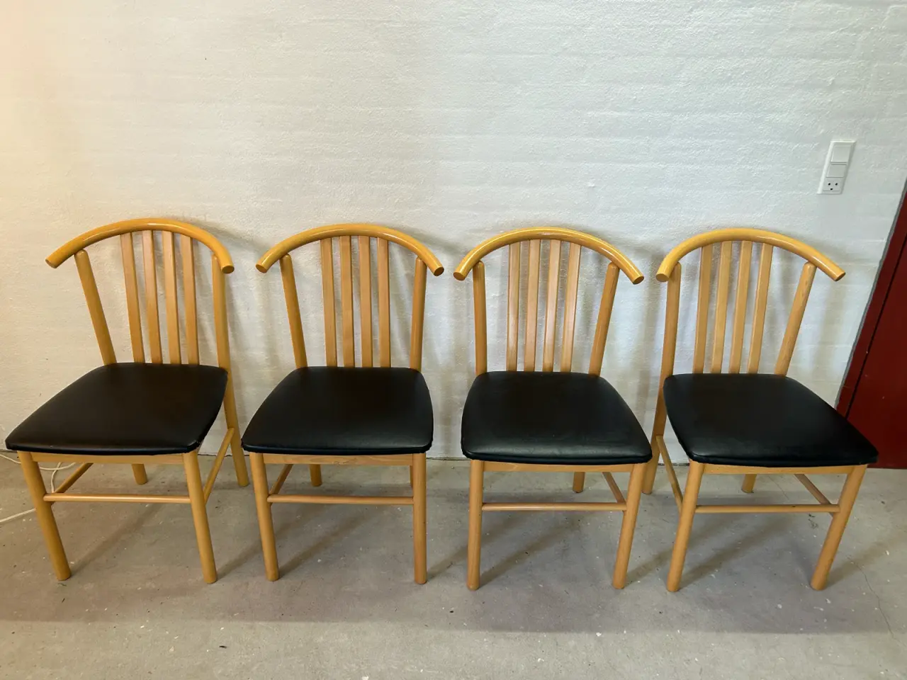 Billede 2 - Spisebord stole i flot stand. 