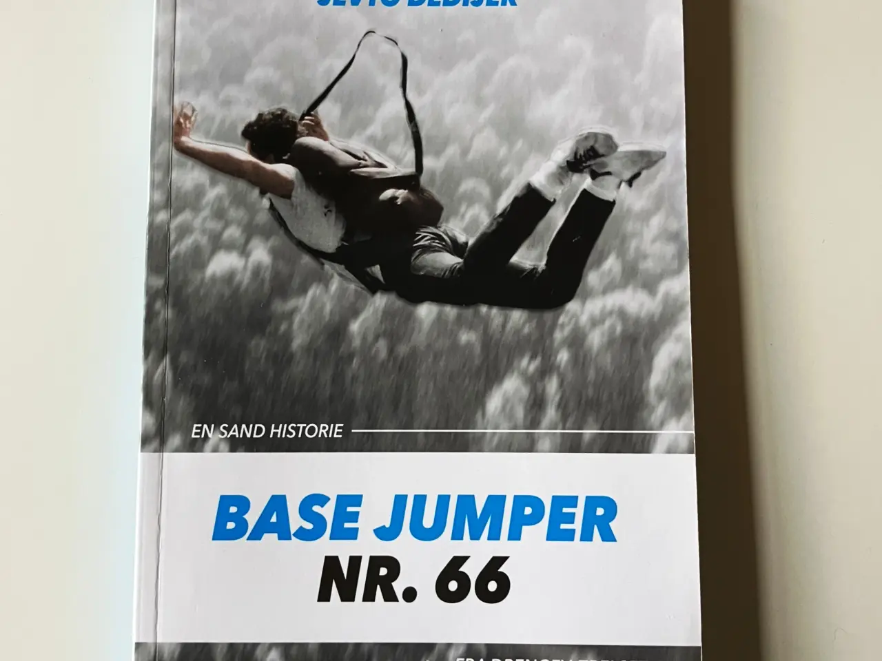 Billede 1 - Base jumper. Af Jevto Dedijer