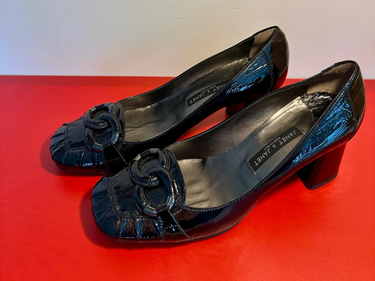 Billede 4 - Ubrugte sorte retro pumps af ægte lakeret læder