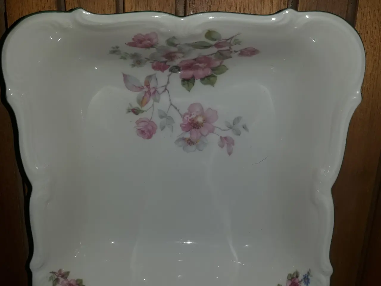 Billede 2 - Firkantet skål med grøn kant og blomstermotiv