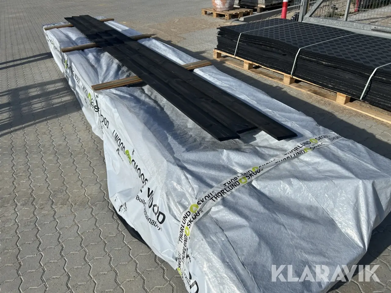 Billede 3 - Klinkbeklædning Thorlund Skou Fyr med fals 32x150 sortmalet 734 meter