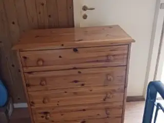 Kommode i lakeret fyrretræ