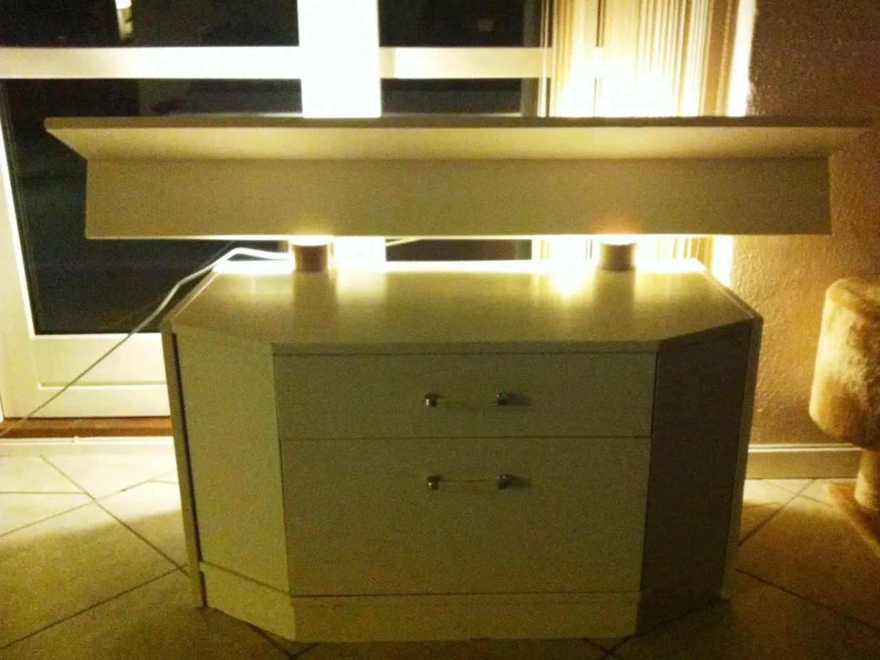 Billede 1 - Reol med belysning, 50kr
