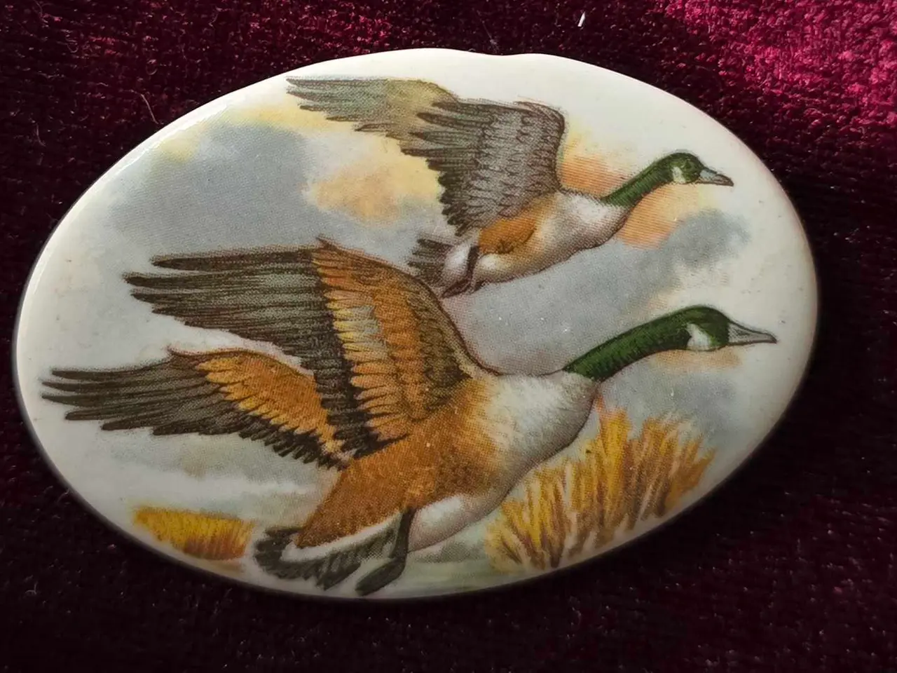 Billede 1 - Smuk vintage porcelænsbroche med flyvende gæs