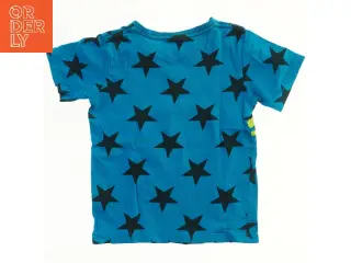 Blå T-shirt med stjernemotiv og tekst fra Kids Up (str. 110)
