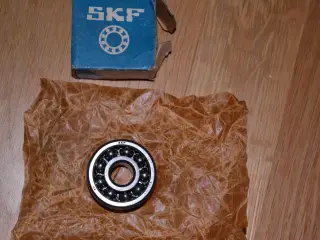 Self-aligning ball bearings
