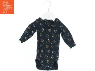 Langærmet bodystocking med blomsterprint fra Name It (str. 62)