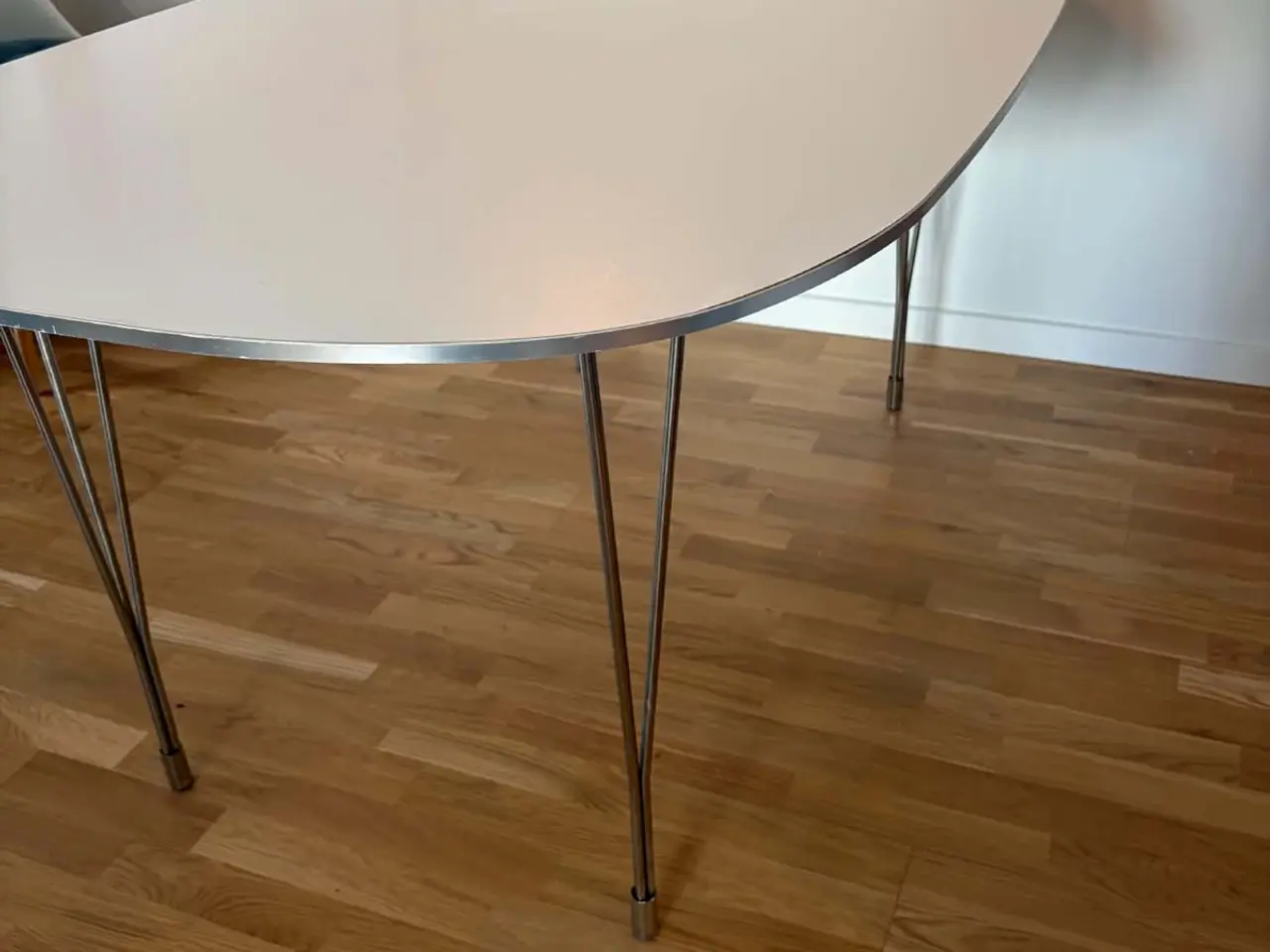 Billede 1 - Klassisk hvidt spisebord med stålben
