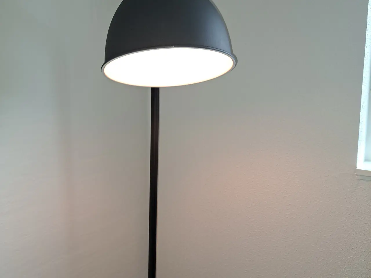 Billede 4 - Sort gulv lampe.