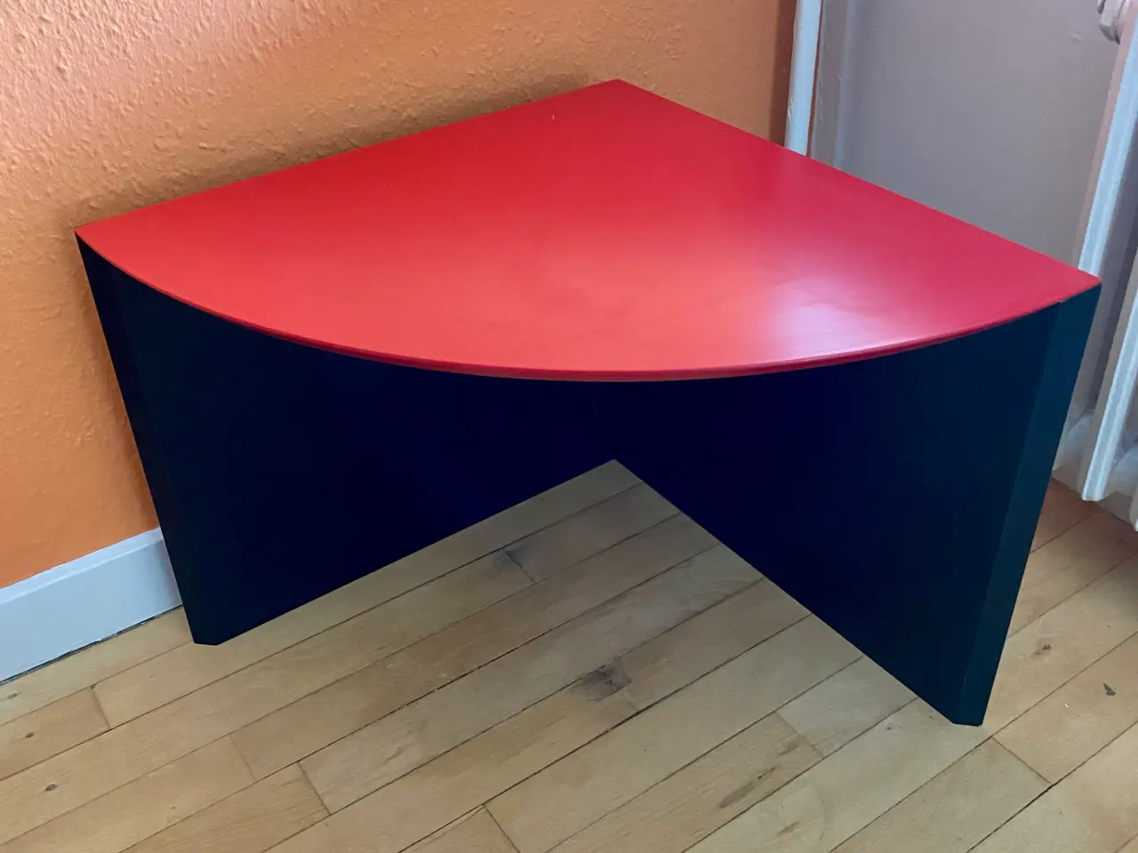 Billede 1 - Rød/sort hjørnebord i massivt træ