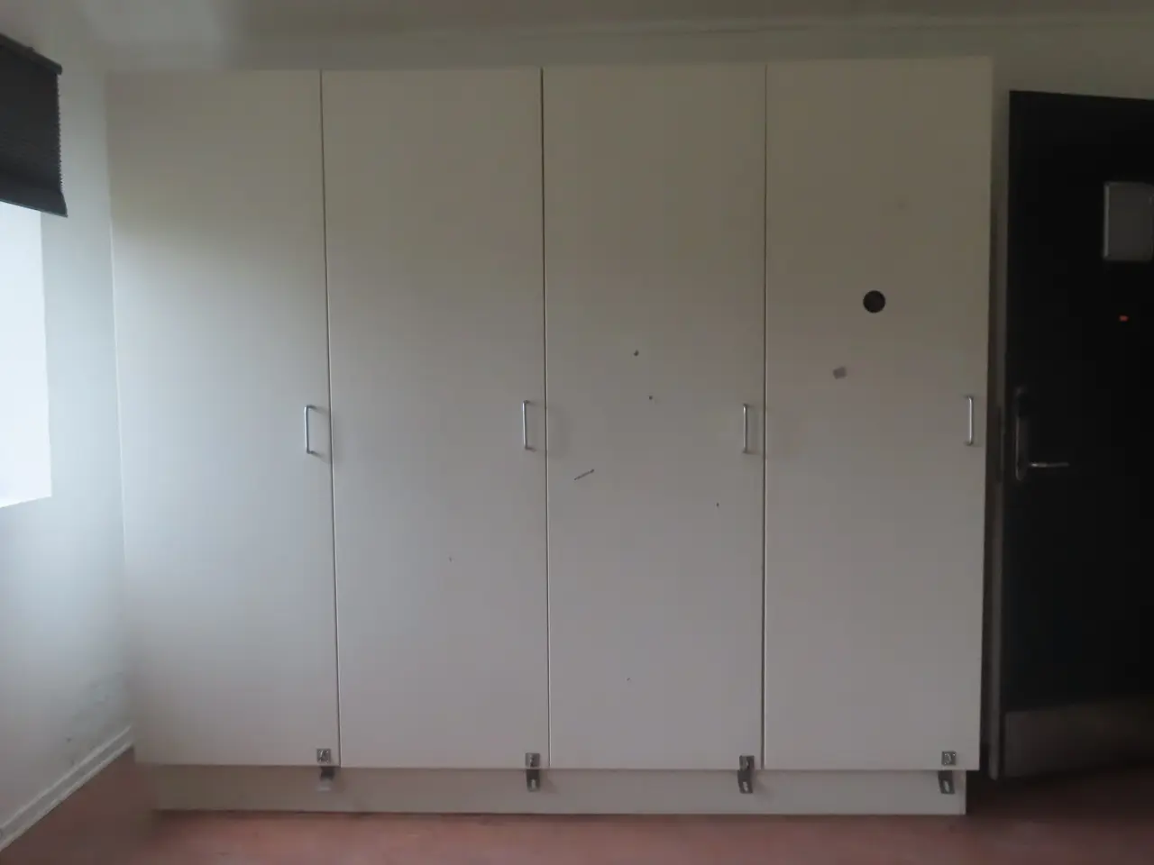 Billede 5 - Indhold på værelse af bord, køjeseng, skab mv.
