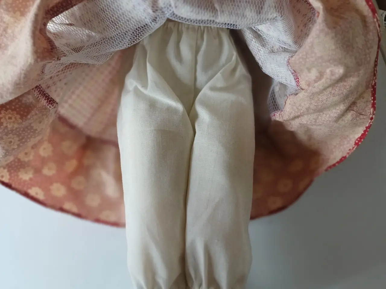 Billede 5 - Porcelænsdukker med kjoler og hatte