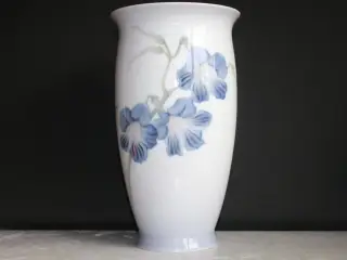 Vase med blå blomster, Bing og Grøndahl